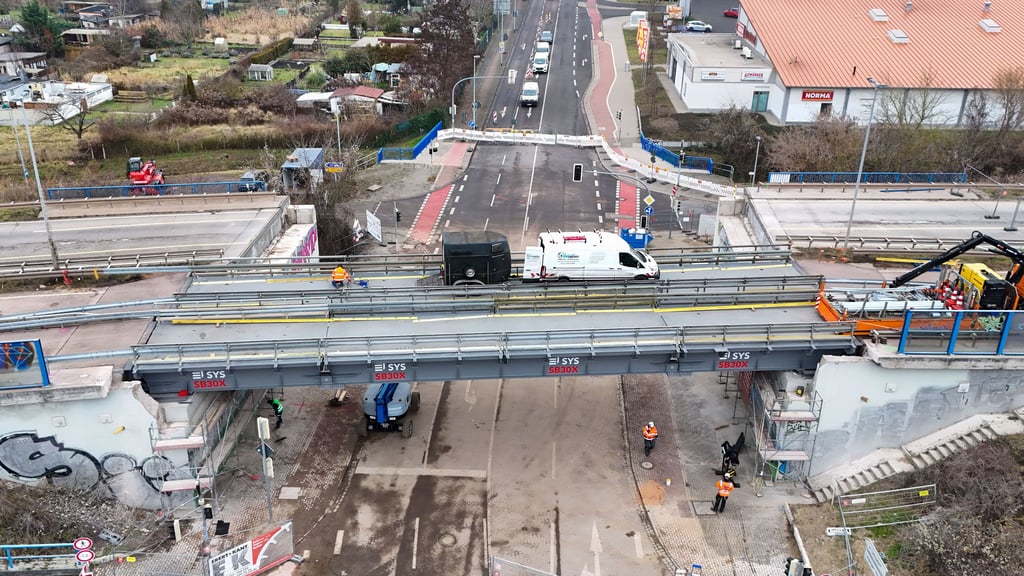 An den Behelfsbrücken des Magdeburger Rings über der Brenneckestraße laufen die letzten Arbeiten. Am 23. Dezember 2025 soll hier der Verkehr wieder fließen können.