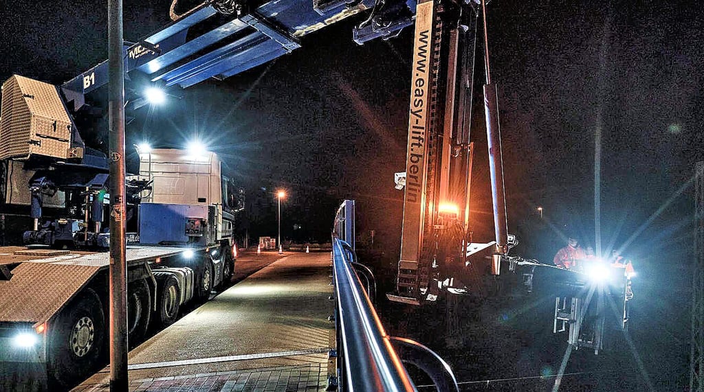 Eine Spezialhebebühne bringt die Arbeiter nach unten.