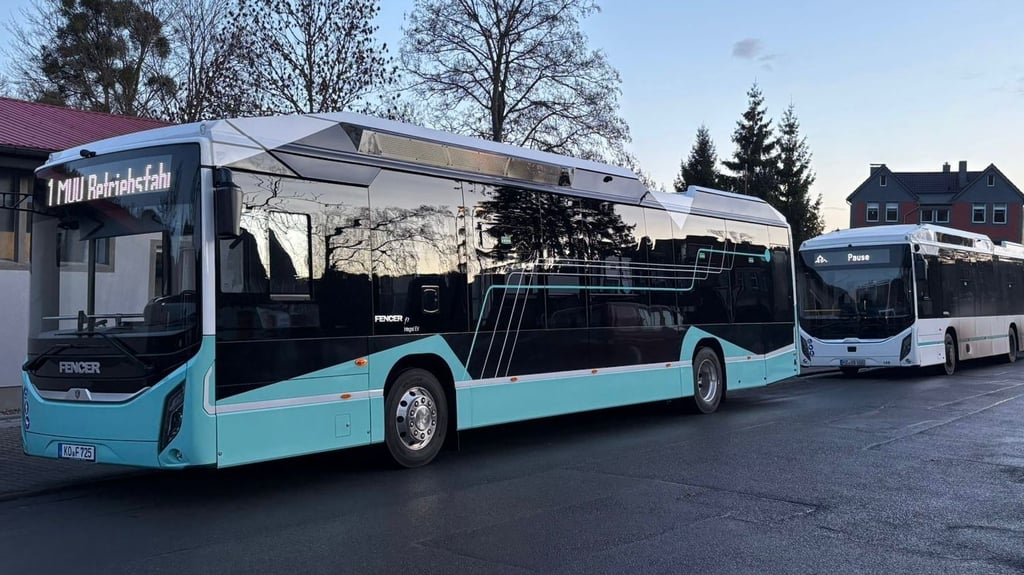 Elektrisch betriebener Bus aus China, den die Harzer Verkehrsbetriebe aktuell testweise im Stadtverkehr Wernigerode einsetzen – hier an der Endhaltestelle Floßplatz in Wernigerode-Hasserode vor dem chinesischen „Higer f 1“ mit CNG-Biogas-Antrieb, der bereits seit einigen Monaten im Feldversuch im Harz unterwegs ist.