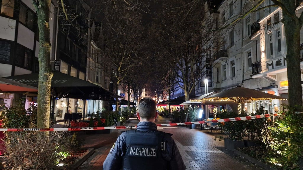 Ein Auto soll in der Gießener Innenstadt in eine Bushaltestelle gefahren sein, vier Menschen werden laut Polizei verletzt.