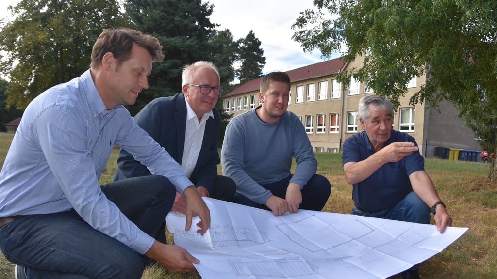 Arne Behrens (v.l.), Bernd Fritzsche, Tim Teßmann und Hubertus Nitzschke gehören zu den Akteuren des Runden Tisches. Sie wollen den Bau einer Sporthalle in Wegenstedt voranbringen.