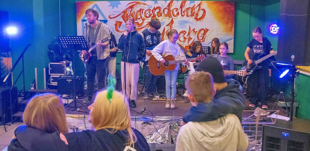 Auf der Bühne steht zum ersten richtigen Auftritt die Gruppe „Kellermäuse“ der Sekundarschule Kreuzbergstrasse, die einige Coversongs zum besten gibt.