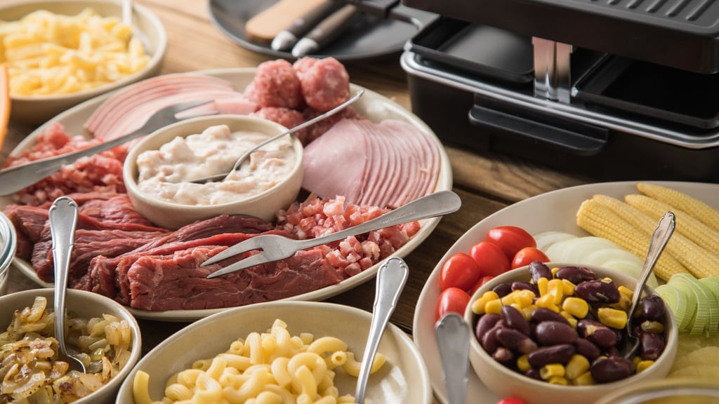 Sicher genießen: Getrenntes Besteck für rohes Fleisch und andere Zutaten verhindert eine Kreuzkontamination.