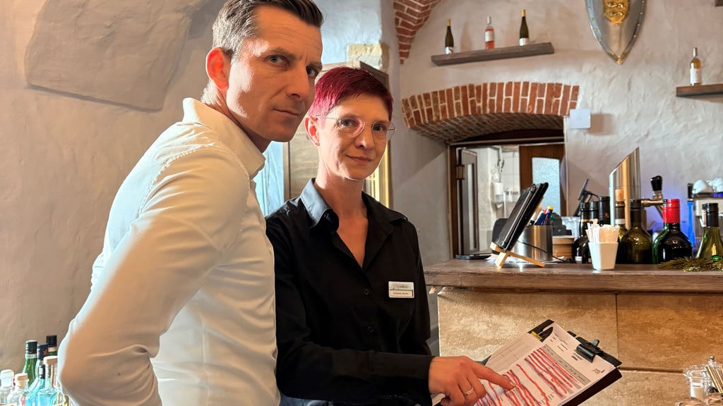 Der neue Chef Steven Ellerhausen und Servicemitarbeiterin Kerstin Hartwig besprechen die letzten Details.