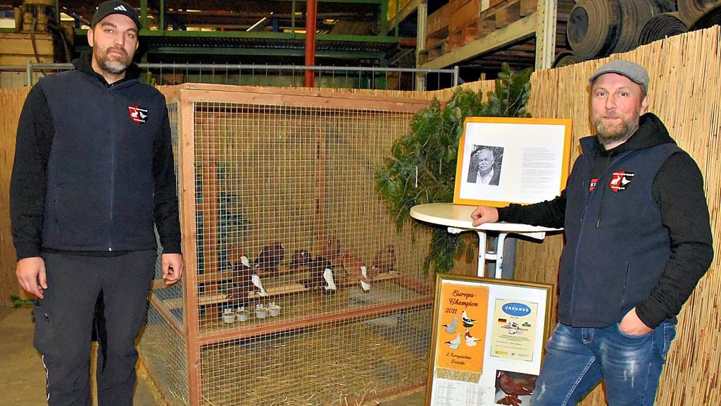 Vereinschef Florian Lotzting (rechts) und Ausstellungsleiter Chris Pumptow gedachten des verstorbenen Hakeborner Züchters Andreas Heyer. 