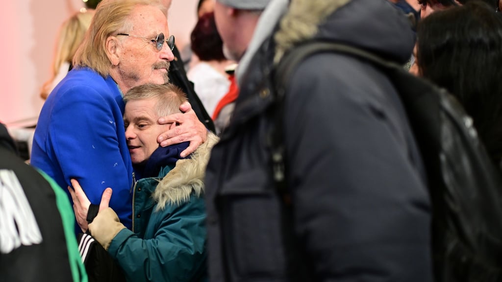Seit 1995 organisiert der Sänger Frank Zander Weihnachtsessen für Arme und Obdachlose.