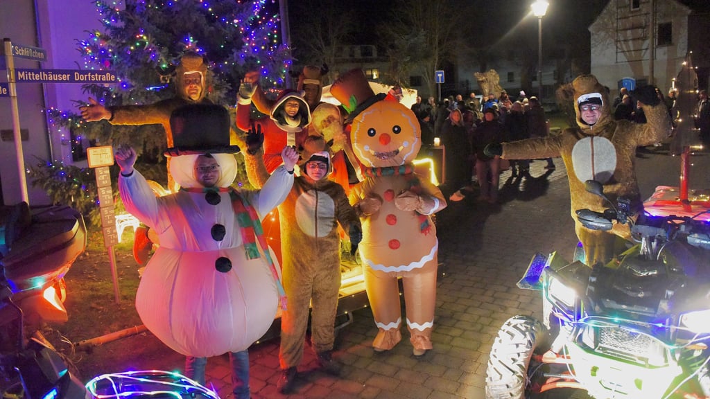 Die Einsdorfer Wichtel  sorgen an Heiligabend in ihrem Ort für die Bescherung - und mit einem Abstecher nach Mittelhausen auch dort für Freude.