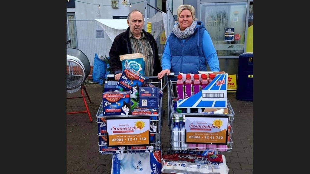 Horst Przygode und Kathrin Behrends mit zwei prall gefüllten Einkaufswagen – voller Liebe, Notwendigkeiten und Leckereien für das Tierheim Satuelle.