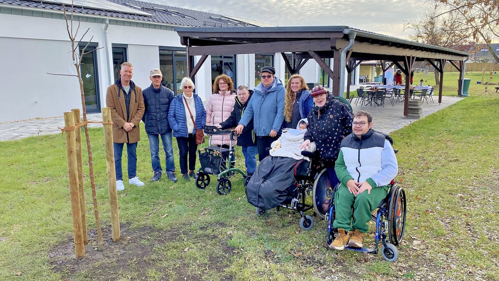 René Wullstein (links), Bereichsleiter für Wohnen, Tagesstätten und ambulante Dienste der gemeinnützigen Gesellschaft Lebenshilfe Bördeland, freut sich über den neuen Baum im Garten der Lebenshilfe-Einrichtung in der Strandbadstraße – gestiftet von Ehepaar Paulowsky (neben Wullstein).