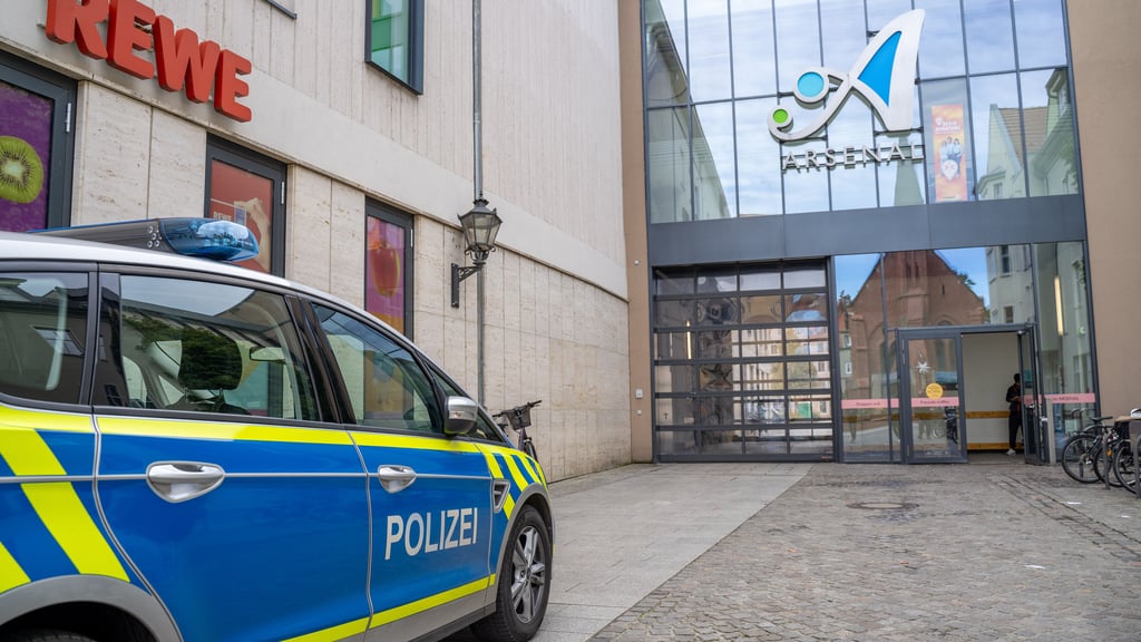 Polizei beim Einkaufszentrum Arsenal in Wittenberg