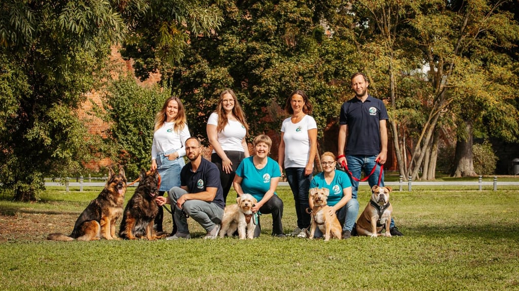 Im Sommer dieses Jahres taten sie sich zusammen und gründeten in Tangermünde den Verein „Elbeland Tierhilfe Tangermünde“: Claudia Hennig (von links), Andreas Bunge, Laura Braune, Karola Friedlieb, Nancy Brennecke, Christin Reckstadt und Dirk Lehmann.