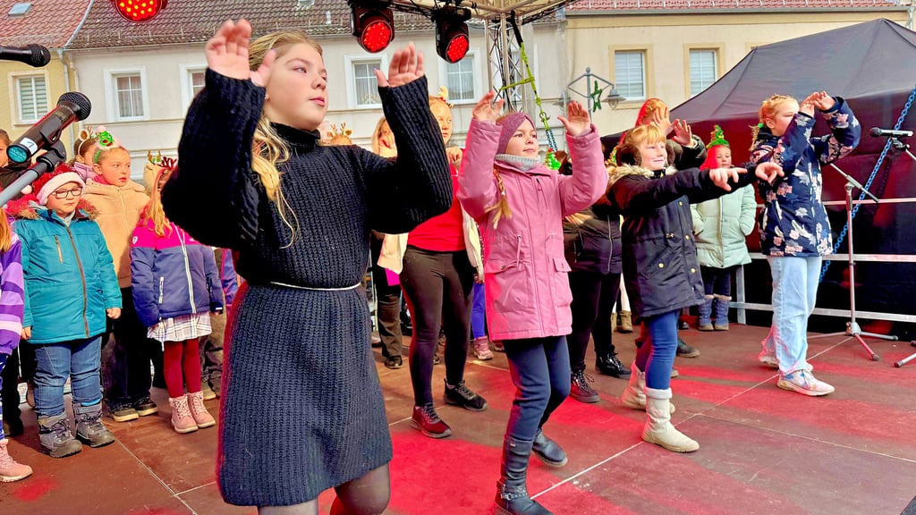 Die Erst- bis Viertklässler der örtlichen Grundschule „Max Lingner“  führen  auf der Bühne ein 20-minütiges Programm auf.