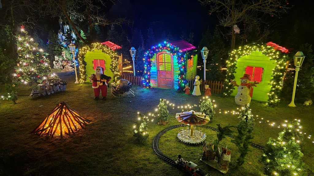 Der Winter-Weihnachts-Wald der Familie Braun in Ihleburg verzückt immer wieder die Spaziergänger.