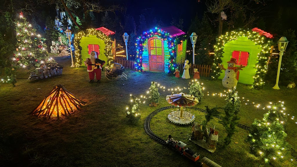 Der Winter-Weihnachts-Wald der Familie Braun in Ihleburg verzückt immer wieder die Spaziergänger.