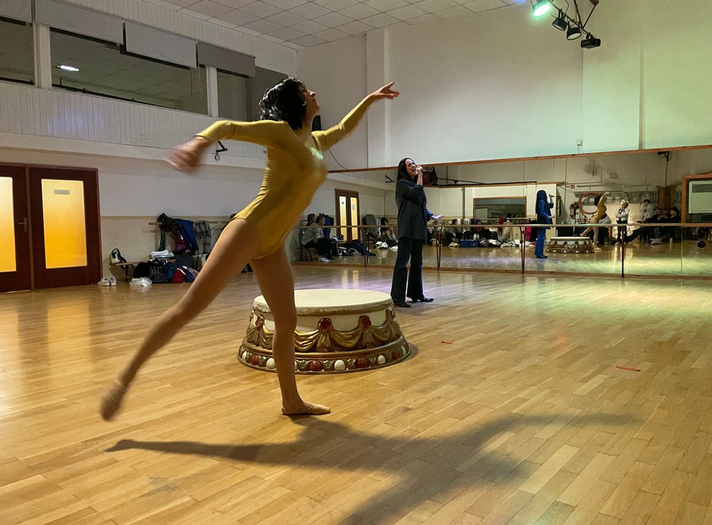 Proben fürs legendäre Weihnachtssingen: Pauline Langer tanzt in Halles Tanzzentrum Nr. 1 eine Choreographie für den Song von Tila Brea.  