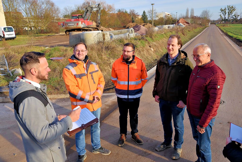  Akens Baubereichsleiter Tom Förster, Andreas Creutzig von der Abteilung Tiefbau, Bauplaner Tobias Neswadba, KTSB-Bauleiter Sven Mehl und Stadtratsvorsitzender Lothar Seibt (v.l.) geben die Straße frei.