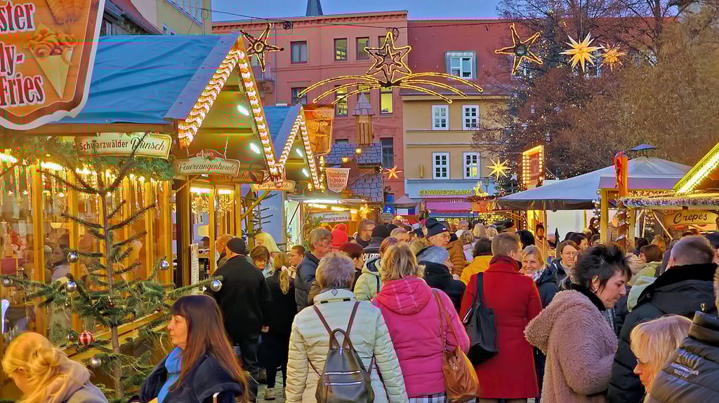 Die Ascherslebener haben ihrem Weihnachtsmarkt die Treue gehalten.  