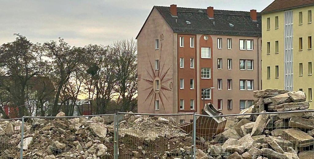 Ein Wohnblock wird in Sandersdorf abgerissen. 