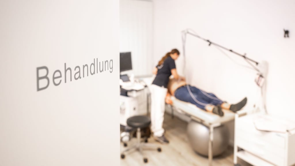 Höhere Zusatzbeiträge machen die Krankenversicherung teurer – doch lohnt es sich, die Kasse zu wechseln?