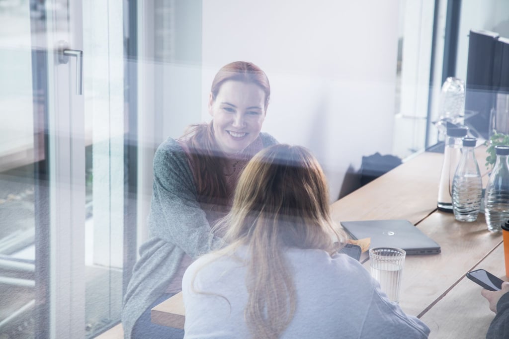 Bei kleineren Veränderungen im Arbeitsalltag kann es helfen, Kolleginnen oder Kollegen einzubeziehen.
