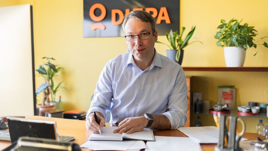 Tobias Dietze koordiniert die Arbeit in der Magdeburger Firmenzentrale.