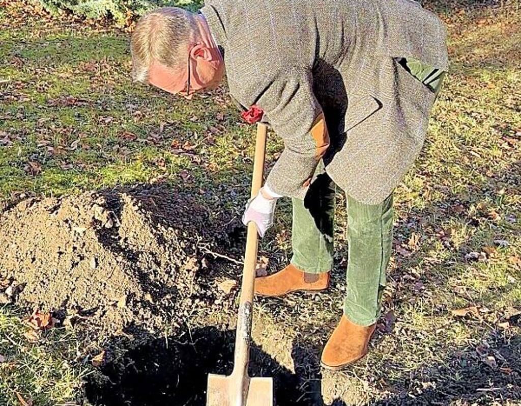 Echte Handarbeit: OB Christian Thieme griff zum Spaten.  