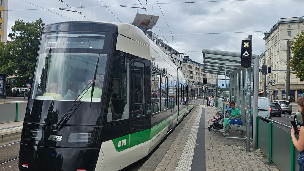 Blick auf eine Flexity Straßenbahn der MVB im Magdeburger Stadtzentrum. Da noch nicht genügend Fahrzeuge vorhanden sind, wird eine Linie vorübergehend gestrichen.