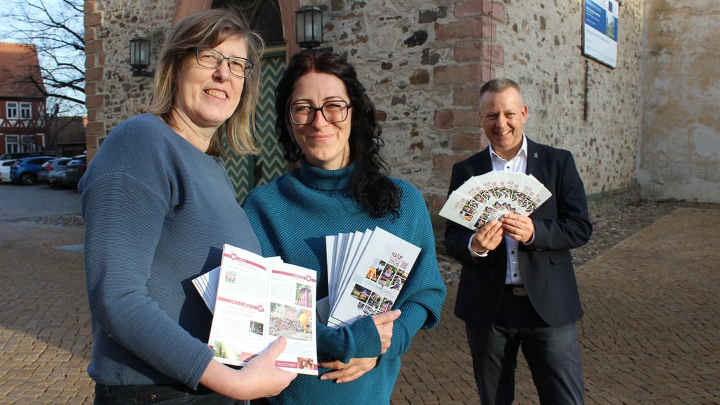 In den Händen halten Astrid Seifert (l.), Claudia Beckmann und Bürgermeister Bernhard Hieber (SPD) die druckfrischen Kulturkalender für 2026.