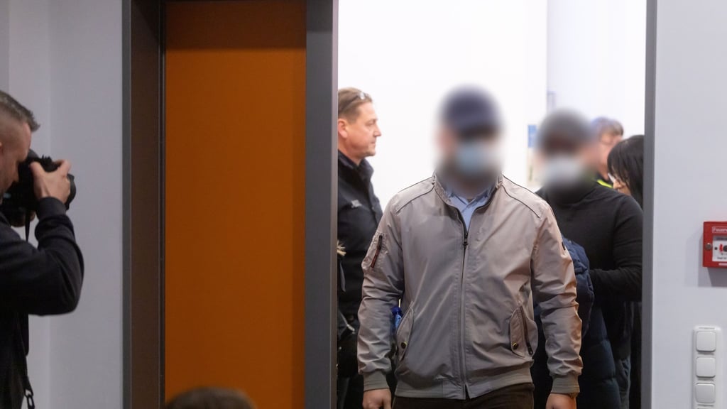 Die Angeklagten kommen zu Beginn des Revisionsverfahren im Fretterode-Prozess in den Gerichtssaal am Landgericht.