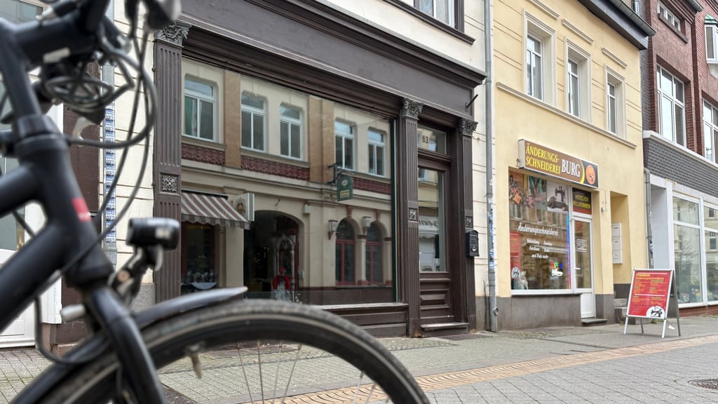 Blick auf das Geschäft in der Schartauer Straße 63 in Burg, das ab sofort eines der Ladenlokale ist, die leerstehen.