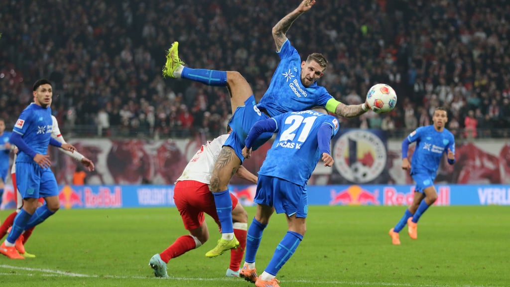 Die Hand Andrichs: die strittige Szene in der Nachspielzeit des Topduells RB gegen Bayer.