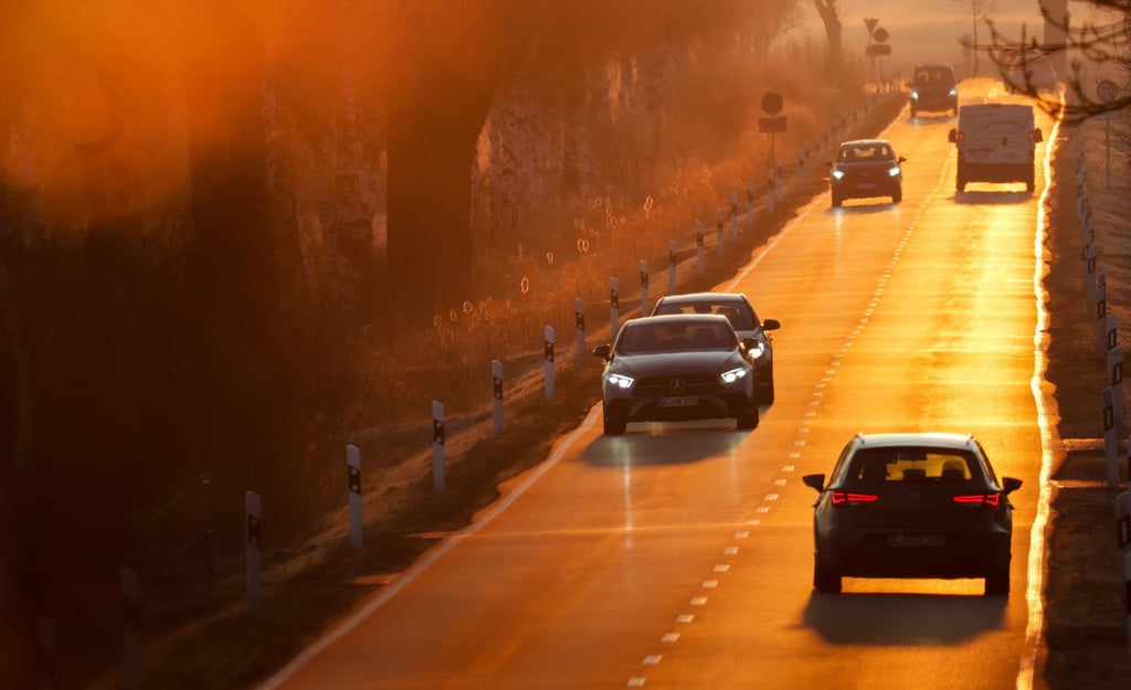 Tiefstehende Sonne, Nebel oder Regen: Bei schlechter Sicht auf Landstraßen lieber früh das Abblendlicht einschalten – Automatikfunktionen reagieren nicht immer zuverlässig.