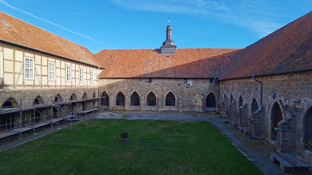 Die Sanierungsarbeiten zur Stabilisierung der Stützpfeiler am Ost- und Südflügel (rechts) des Kreuzhofes im Kloster Michaelstein sind abgeschlossen. Nach dem Winter geht es am West- und Nordflügel (links) weiter.