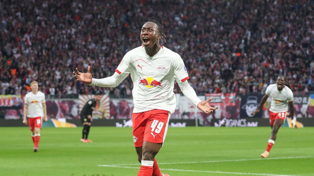Yan Diomande jubelt im Spiel gegen den VfB Stuttgart.