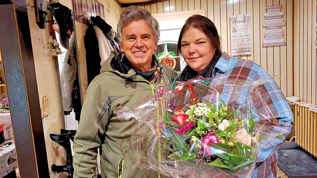 Bismarks Ortsbürgermeister Frank Piotrowski überraschte   die Familie Babenschneider um Tochter Stefanie  und übergab  für ihr selbstloses Handeln   einen Blumenstrauß. Die Nachbarn  der Familie Hetzel, die ihr Zuhause durch einen Brand vorerst verloren, kamen für eine Nacht bei den Babenschneiders unter. 