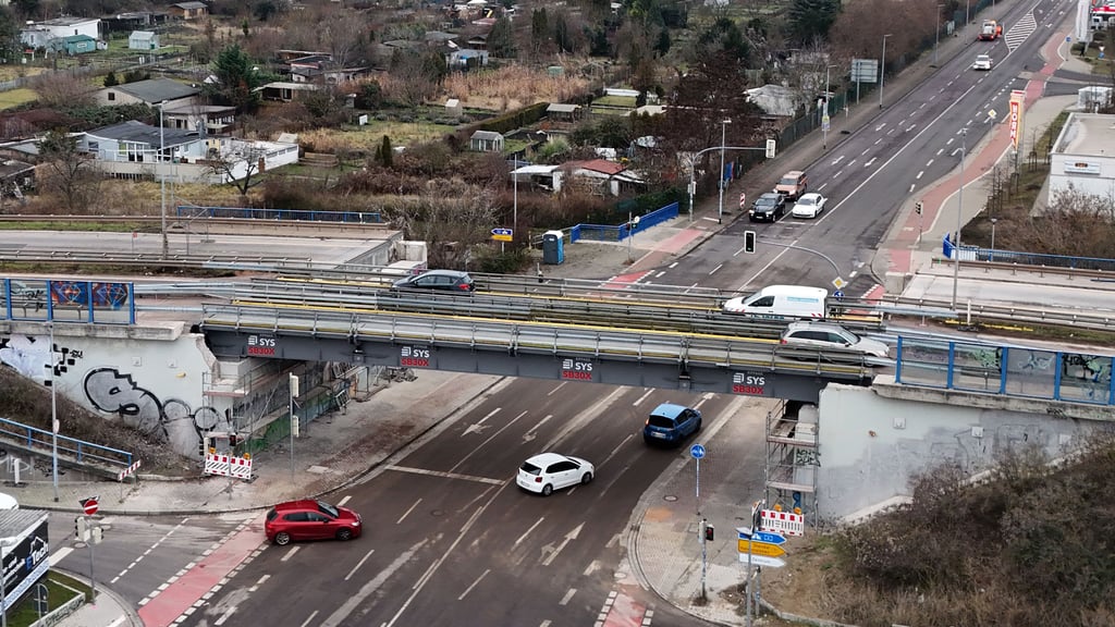 Sowohl die Behelfsbrücken des Magdeburger Rings als auch die Brenneckstraße darunter sind am Dienstag (23. Dezember 2025) für den Verkehr wieder freigegeben worden.