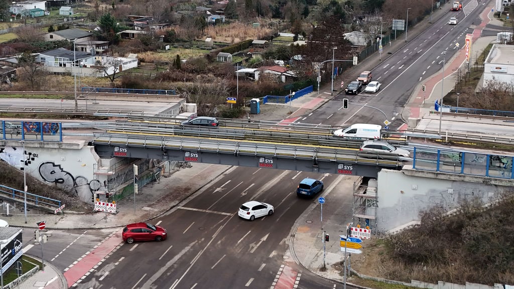Sowohl die Behelfsbrücken des Magdeburger Rings als auch die Brenneckstraße darunter sind am Dienstag, den 23. Dezember 2025 für den Verkehr wieder freigegeben worden. Die alten Brücken mussten wegen Einsturzgefahr abgerissen werden.&nbsp;