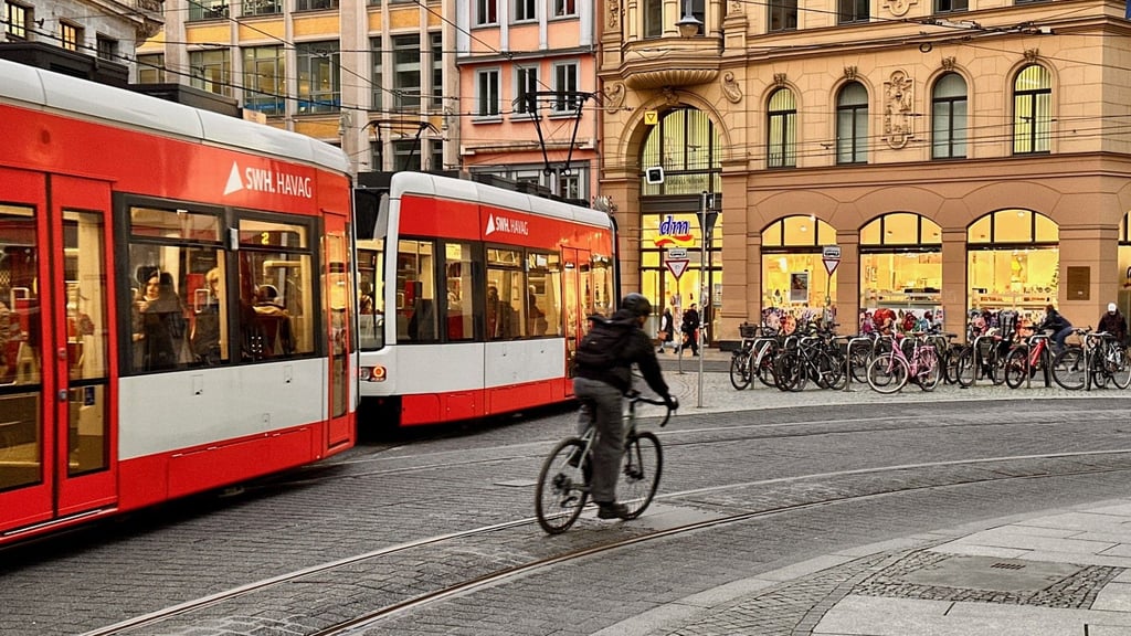 Das ist so eine Gefahrenstelle. Geraten Radfahrer mit den Reifen in die Schienen, folgen oft schwere Stürze.