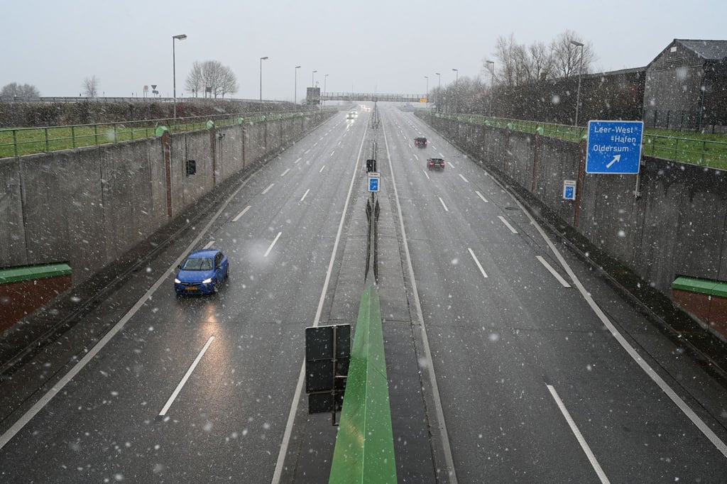 Wegen der zu hohen Ladung eines Sattelschleppers ist der Emstunnel beim ostfriesischen Weener beschädigt worden. (Archivbild)