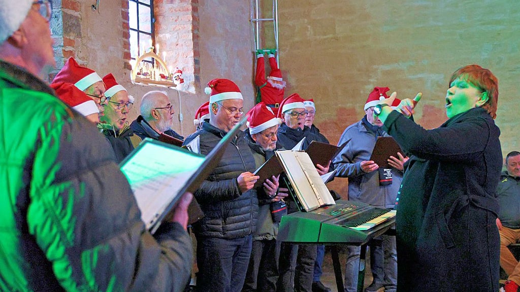 Der Westdorfer Männerchor bereichert den Weihnachtsmarkt im Ort mit musikalischen Klassikern.