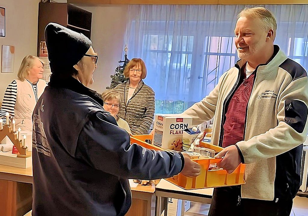 Kurz vor Heiligabend waren die Lebensmittelkistender Tafel Havelberg gut gefüllt. Eberhard Zimmer überreicht hier eine. Die Pause zum Jahresende währt nur kurz. Die nächste Ausgabe findet bereits am 3. Januar wieder statt. 