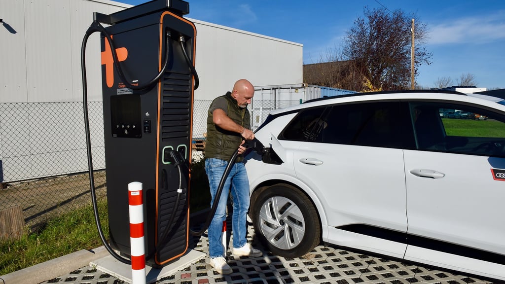 Mit wenigen Handgriffen schließt Sven Hamann sein Auto an der Schnellladesäule in der Christian-Ottiliae-Straße in Helbra an. 