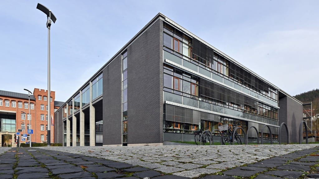 Das Verwaltungsgericht in Meiningen überprüft nach neuen Vorgaben aus Karlsruhe die Richterbesoldung erneut. (Archivbild)