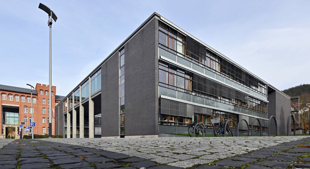 Das Verwaltungsgericht in Meiningen überprüft nach neuen Vorgaben aus Karlsruhe die Richterbesoldung erneut. (Archivbild)