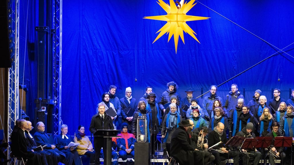 Zusammenrücken, das Verbindende suchen und die Welt „auch einmal aus den Augen und der Perspektive eines anderen sehen“, wünscht sich Sachsens Ministerpräsident Michael Kretschmer (CDU) weiter.