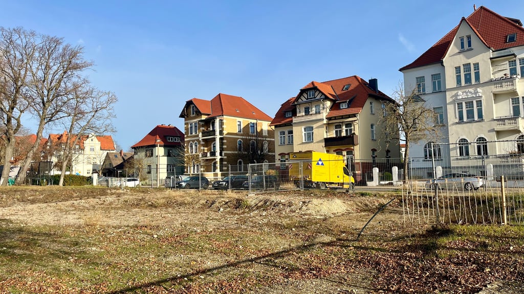 Das Grundstück an der Ecke Spiegelsbergenweg und Beethovenstraße in Halberstadt gehört der Harzsparkasse. Seit Längerem passiert auf dem Gelände nichts mehr.