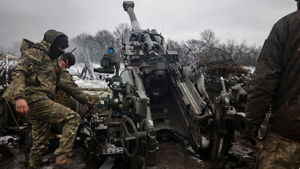 Ukrainische Soldaten beim Beschuss russischer Stellungen - nun mussten sie sich aus der Stadt Siwersk im Norden der Region Donbass zurückziehen. (Archivbild)