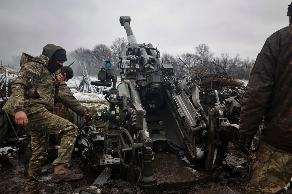 Ukrainische Soldaten beim Beschuss russischer Stellungen - nun mussten sie sich aus der Stadt Siwersk im Norden der Region Donbass zurückziehen. (Archivbild)