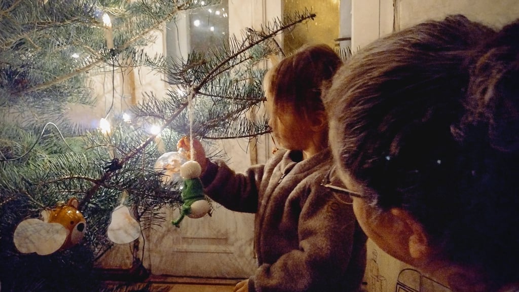 Es gibt Dinge, die bleiben wohl an Weihnachten immer gleich: Baum schmücken und Kinderaugen, die mit den Lichtern am Baum um die Wette leuchten.