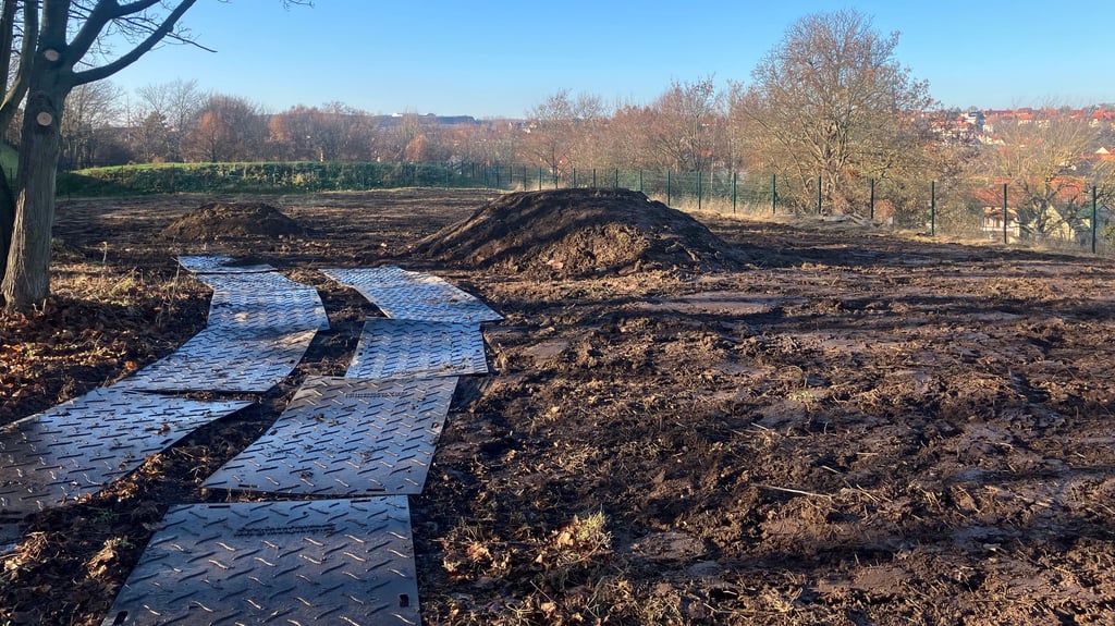 Auf dem Gelände an der Siebenhitze hat der Bau einer neuen Dirtbahn begonnen.
